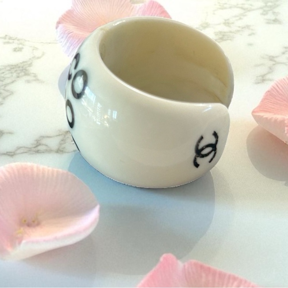CHANEL Coco logo White & Black Ring Authentic - Picture 4 of 11